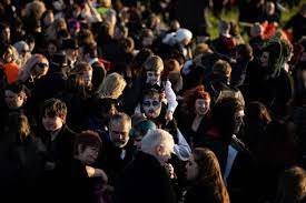 1,369 people wear vampire costumes for Guinness World Record in England