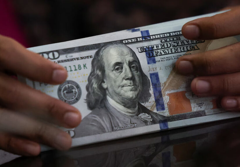 US dollar weakens against major currencies as traders react to Federal Reserve policy expectations and Middle East tensions influencing global oil prices and forex markets.