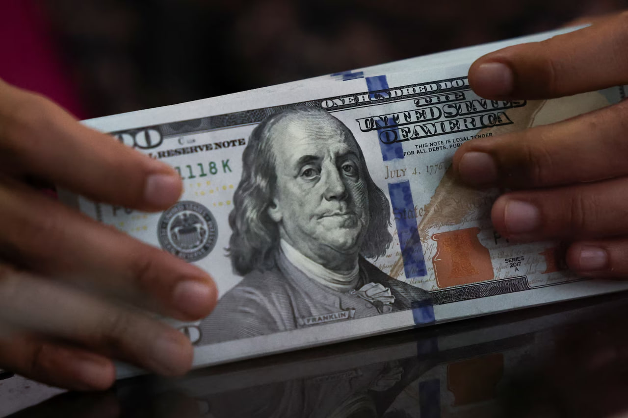 US dollar weakens against major currencies as traders react to Federal Reserve policy expectations and Middle East tensions influencing global oil prices and forex markets.